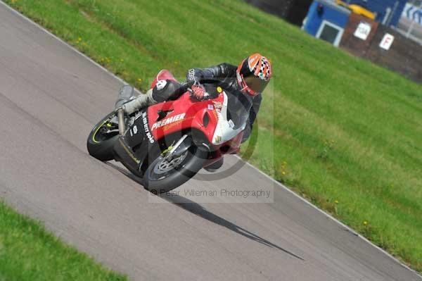 Motorcycle action photographs;Rockingham;Rockingham photographs;event digital images;eventdigitalimages;no limits trackday;peter wileman photography;rockingham corby northamptonshire;trackday;trackday digital images;trackday photos