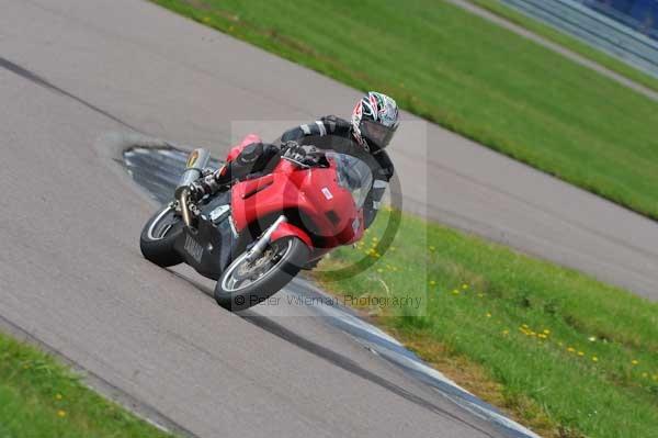 Motorcycle action photographs;Rockingham;Rockingham photographs;event digital images;eventdigitalimages;no limits trackday;peter wileman photography;rockingham corby northamptonshire;trackday;trackday digital images;trackday photos
