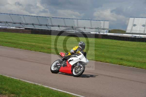 Motorcycle action photographs;Rockingham;Rockingham photographs;event digital images;eventdigitalimages;no limits trackday;peter wileman photography;rockingham corby northamptonshire;trackday;trackday digital images;trackday photos