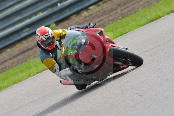 Motorcycle action photographs;Rockingham;Rockingham photographs;event digital images;eventdigitalimages;no limits trackday;peter wileman photography;rockingham corby northamptonshire;trackday;trackday digital images;trackday photos