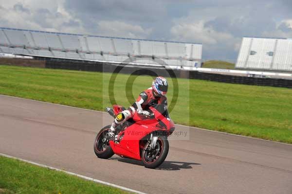 Motorcycle action photographs;Rockingham;Rockingham photographs;event digital images;eventdigitalimages;no limits trackday;peter wileman photography;rockingham corby northamptonshire;trackday;trackday digital images;trackday photos