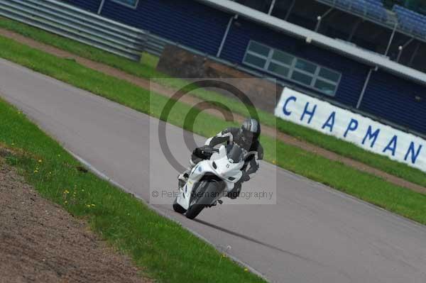 Motorcycle action photographs;Rockingham;Rockingham photographs;event digital images;eventdigitalimages;no limits trackday;peter wileman photography;rockingham corby northamptonshire;trackday;trackday digital images;trackday photos