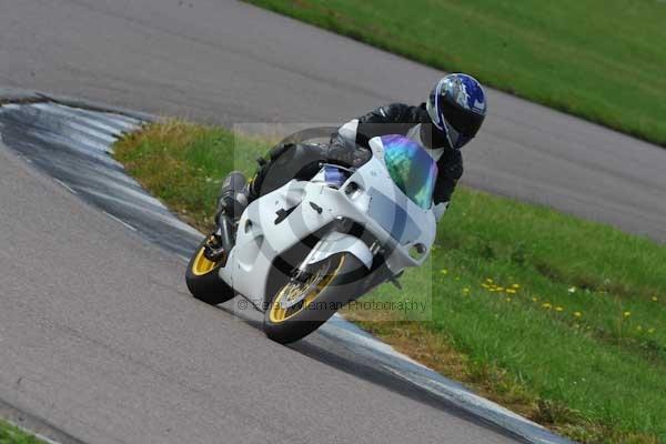 Motorcycle action photographs;Rockingham;Rockingham photographs;event digital images;eventdigitalimages;no limits trackday;peter wileman photography;rockingham corby northamptonshire;trackday;trackday digital images;trackday photos