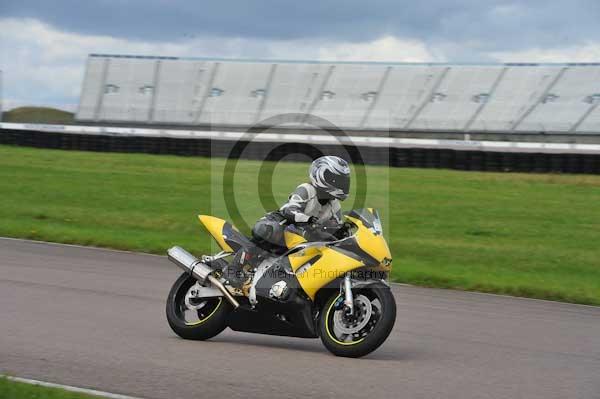 Motorcycle action photographs;Rockingham;Rockingham photographs;event digital images;eventdigitalimages;no limits trackday;peter wileman photography;rockingham corby northamptonshire;trackday;trackday digital images;trackday photos