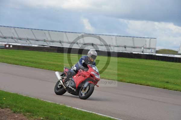 Motorcycle action photographs;Rockingham;Rockingham photographs;event digital images;eventdigitalimages;no limits trackday;peter wileman photography;rockingham corby northamptonshire;trackday;trackday digital images;trackday photos