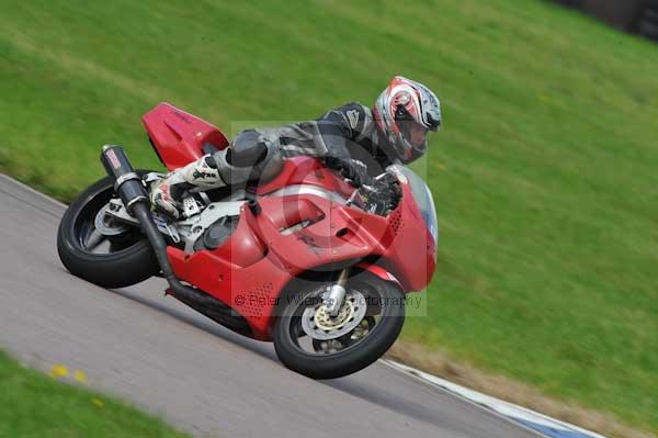 Motorcycle action photographs;Rockingham;Rockingham photographs;event digital images;eventdigitalimages;no limits trackday;peter wileman photography;rockingham corby northamptonshire;trackday;trackday digital images;trackday photos