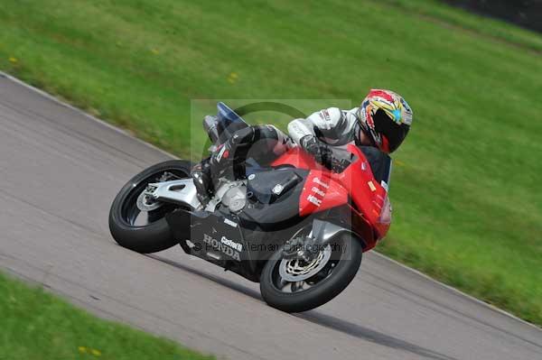 Motorcycle action photographs;Rockingham;Rockingham photographs;event digital images;eventdigitalimages;no limits trackday;peter wileman photography;rockingham corby northamptonshire;trackday;trackday digital images;trackday photos