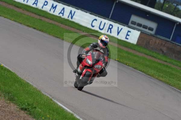 Motorcycle action photographs;Rockingham;Rockingham photographs;event digital images;eventdigitalimages;no limits trackday;peter wileman photography;rockingham corby northamptonshire;trackday;trackday digital images;trackday photos