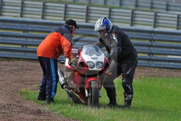 Motorcycle action photographs;Rockingham;Rockingham photographs;event digital images;eventdigitalimages;no limits trackday;peter wileman photography;rockingham corby northamptonshire;trackday;trackday digital images;trackday photos