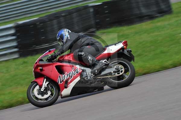 Motorcycle action photographs;Rockingham;Rockingham photographs;event digital images;eventdigitalimages;no limits trackday;peter wileman photography;rockingham corby northamptonshire;trackday;trackday digital images;trackday photos