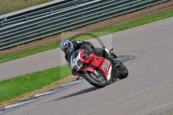 Motorcycle action photographs;Rockingham;Rockingham photographs;event digital images;eventdigitalimages;no limits trackday;peter wileman photography;rockingham corby northamptonshire;trackday;trackday digital images;trackday photos