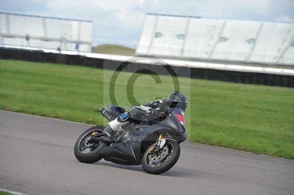 Motorcycle action photographs;Rockingham;Rockingham photographs;event digital images;eventdigitalimages;no limits trackday;peter wileman photography;rockingham corby northamptonshire;trackday;trackday digital images;trackday photos