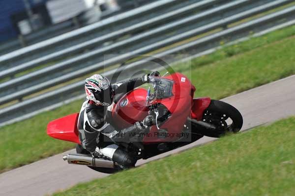 Motorcycle action photographs;Rockingham;Rockingham photographs;event digital images;eventdigitalimages;no limits trackday;peter wileman photography;rockingham corby northamptonshire;trackday;trackday digital images;trackday photos