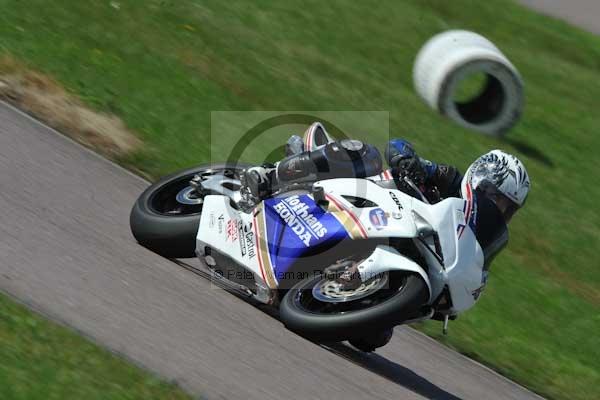 Motorcycle action photographs;Rockingham;Rockingham photographs;event digital images;eventdigitalimages;no limits trackday;peter wileman photography;rockingham corby northamptonshire;trackday;trackday digital images;trackday photos