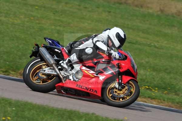 Motorcycle action photographs;Rockingham;Rockingham photographs;event digital images;eventdigitalimages;no limits trackday;peter wileman photography;rockingham corby northamptonshire;trackday;trackday digital images;trackday photos