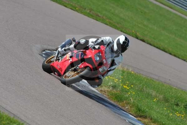 Motorcycle action photographs;Rockingham;Rockingham photographs;event digital images;eventdigitalimages;no limits trackday;peter wileman photography;rockingham corby northamptonshire;trackday;trackday digital images;trackday photos