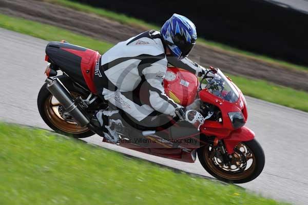 Motorcycle action photographs;Rockingham;Rockingham photographs;event digital images;eventdigitalimages;no limits trackday;peter wileman photography;rockingham corby northamptonshire;trackday;trackday digital images;trackday photos