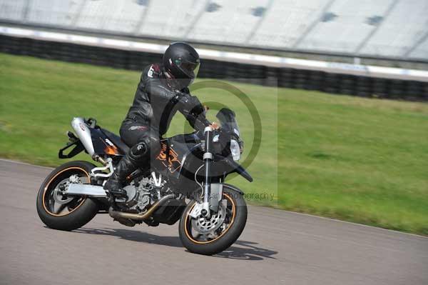 Motorcycle action photographs;Rockingham;Rockingham photographs;event digital images;eventdigitalimages;no limits trackday;peter wileman photography;rockingham corby northamptonshire;trackday;trackday digital images;trackday photos