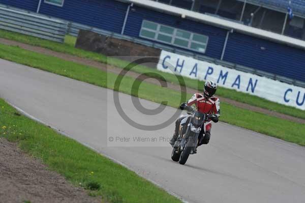 Motorcycle action photographs;Rockingham;Rockingham photographs;event digital images;eventdigitalimages;no limits trackday;peter wileman photography;rockingham corby northamptonshire;trackday;trackday digital images;trackday photos