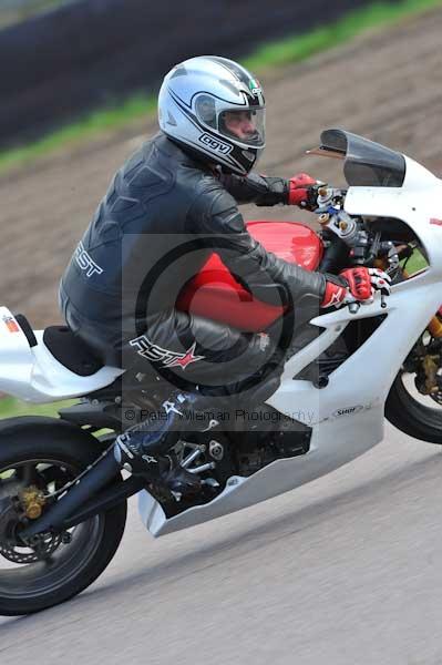 Motorcycle action photographs;Rockingham;Rockingham photographs;event digital images;eventdigitalimages;no limits trackday;peter wileman photography;rockingham corby northamptonshire;trackday;trackday digital images;trackday photos