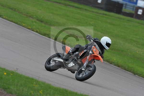 Motorcycle action photographs;Rockingham;Rockingham photographs;event digital images;eventdigitalimages;no limits trackday;peter wileman photography;rockingham corby northamptonshire;trackday;trackday digital images;trackday photos