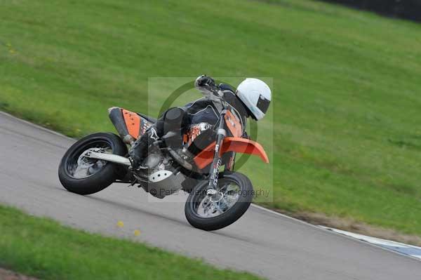 Motorcycle action photographs;Rockingham;Rockingham photographs;event digital images;eventdigitalimages;no limits trackday;peter wileman photography;rockingham corby northamptonshire;trackday;trackday digital images;trackday photos