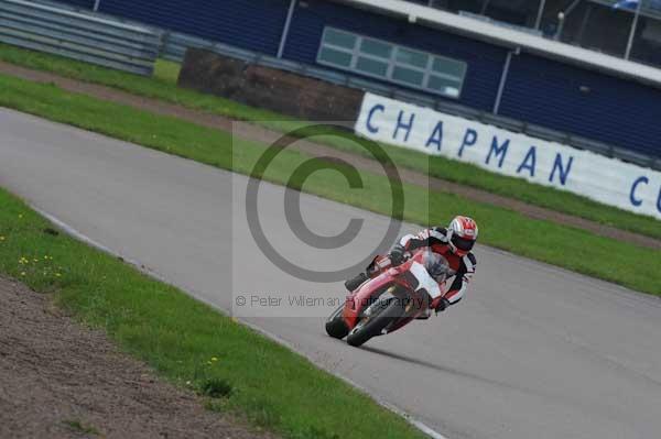 Motorcycle action photographs;Rockingham;Rockingham photographs;event digital images;eventdigitalimages;no limits trackday;peter wileman photography;rockingham corby northamptonshire;trackday;trackday digital images;trackday photos