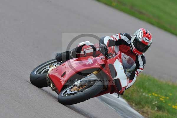 Motorcycle action photographs;Rockingham;Rockingham photographs;event digital images;eventdigitalimages;no limits trackday;peter wileman photography;rockingham corby northamptonshire;trackday;trackday digital images;trackday photos