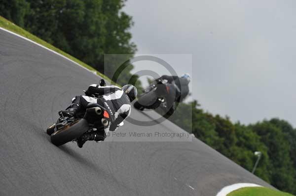 Motorcycle action photographs;cadwell;cadwell park photographs;event digital images;eventdigitalimages;motor racing louth lincolnshire;no limits trackday;peter wileman photography;trackday;trackday digital images;trackday photos