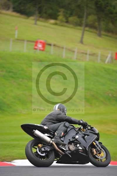 Motorcycle action photographs;cadwell;cadwell park photographs;event digital images;eventdigitalimages;motor racing louth lincolnshire;no limits trackday;peter wileman photography;trackday;trackday digital images;trackday photos
