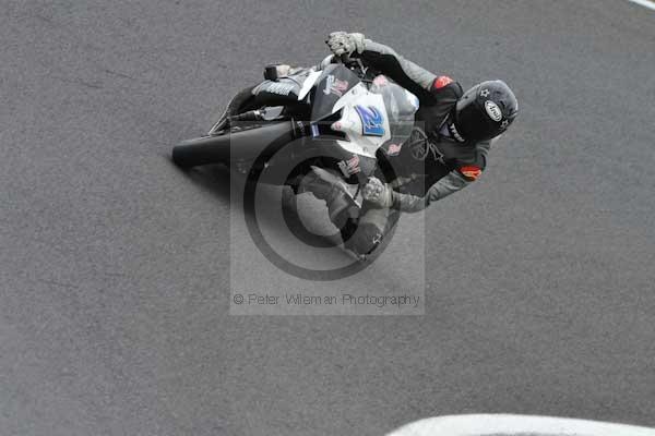 Motorcycle action photographs;cadwell;cadwell park photographs;event digital images;eventdigitalimages;motor racing louth lincolnshire;no limits trackday;peter wileman photography;trackday;trackday digital images;trackday photos