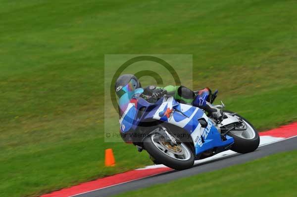 Motorcycle action photographs;cadwell;cadwell park photographs;event digital images;eventdigitalimages;motor racing louth lincolnshire;no limits trackday;peter wileman photography;trackday;trackday digital images;trackday photos