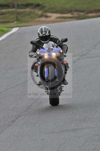 Motorcycle action photographs;cadwell;cadwell park photographs;event digital images;eventdigitalimages;motor racing louth lincolnshire;no limits trackday;peter wileman photography;trackday;trackday digital images;trackday photos