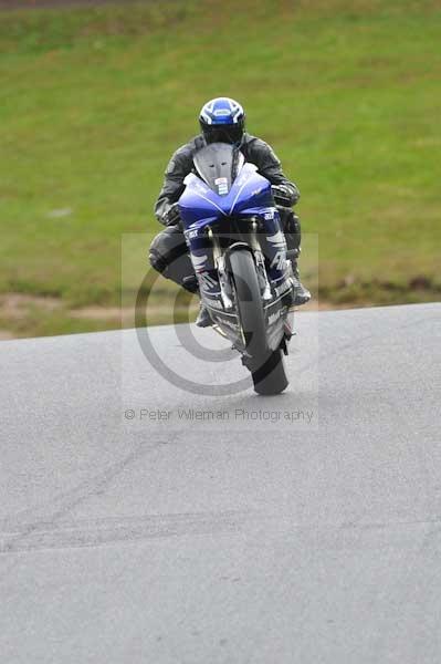Motorcycle action photographs;cadwell;cadwell park photographs;event digital images;eventdigitalimages;motor racing louth lincolnshire;no limits trackday;peter wileman photography;trackday;trackday digital images;trackday photos