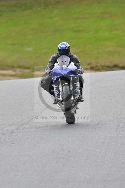Motorcycle action photographs;cadwell;cadwell park photographs;event digital images;eventdigitalimages;motor racing louth lincolnshire;no limits trackday;peter wileman photography;trackday;trackday digital images;trackday photos