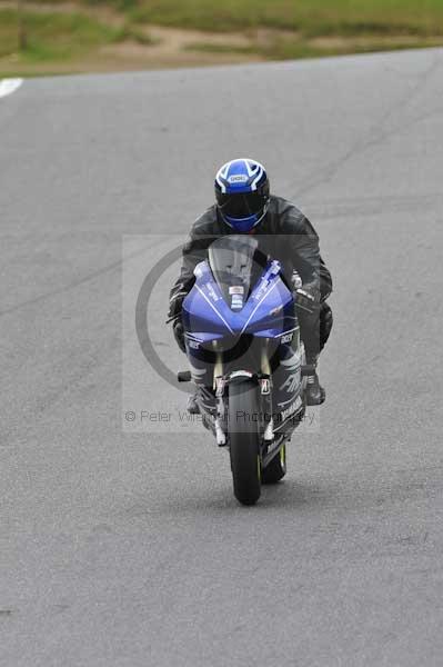 Motorcycle action photographs;cadwell;cadwell park photographs;event digital images;eventdigitalimages;motor racing louth lincolnshire;no limits trackday;peter wileman photography;trackday;trackday digital images;trackday photos