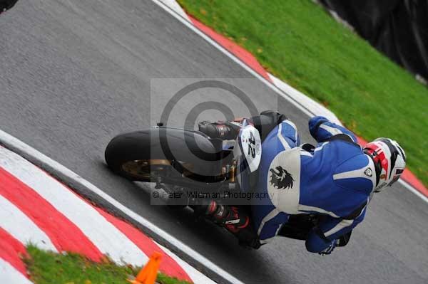 Motorcycle action photographs;cadwell;cadwell park photographs;event digital images;eventdigitalimages;motor racing louth lincolnshire;no limits trackday;peter wileman photography;trackday;trackday digital images;trackday photos