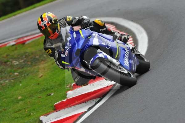 Motorcycle action photographs;cadwell;cadwell park photographs;event digital images;eventdigitalimages;motor racing louth lincolnshire;no limits trackday;peter wileman photography;trackday;trackday digital images;trackday photos
