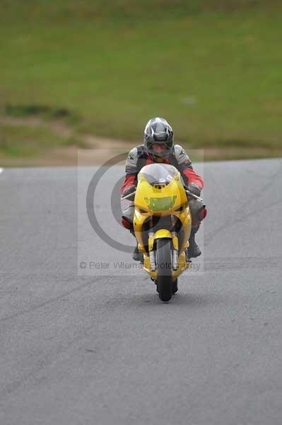 Motorcycle action photographs;cadwell;cadwell park photographs;event digital images;eventdigitalimages;motor racing louth lincolnshire;no limits trackday;peter wileman photography;trackday;trackday digital images;trackday photos