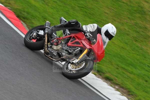 Motorcycle action photographs;cadwell;cadwell park photographs;event digital images;eventdigitalimages;motor racing louth lincolnshire;no limits trackday;peter wileman photography;trackday;trackday digital images;trackday photos