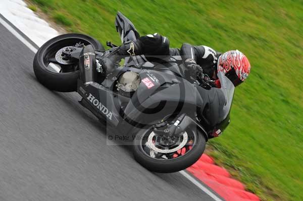 Motorcycle action photographs;cadwell;cadwell park photographs;event digital images;eventdigitalimages;motor racing louth lincolnshire;no limits trackday;peter wileman photography;trackday;trackday digital images;trackday photos