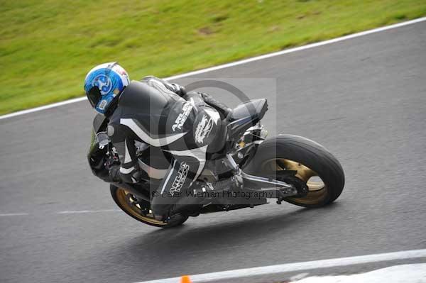 Motorcycle action photographs;cadwell;cadwell park photographs;event digital images;eventdigitalimages;motor racing louth lincolnshire;no limits trackday;peter wileman photography;trackday;trackday digital images;trackday photos