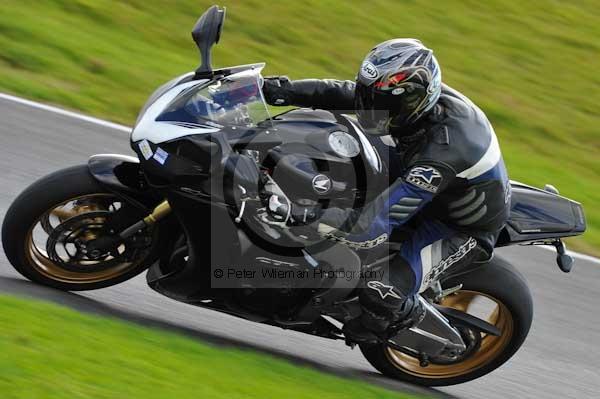 Motorcycle action photographs;cadwell;cadwell park photographs;event digital images;eventdigitalimages;motor racing louth lincolnshire;no limits trackday;peter wileman photography;trackday;trackday digital images;trackday photos