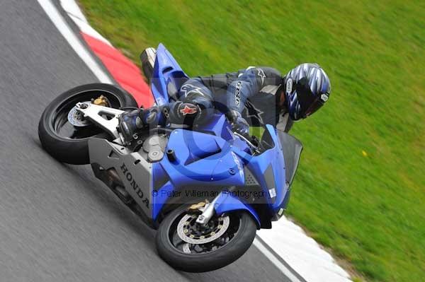 Motorcycle action photographs;cadwell;cadwell park photographs;event digital images;eventdigitalimages;motor racing louth lincolnshire;no limits trackday;peter wileman photography;trackday;trackday digital images;trackday photos