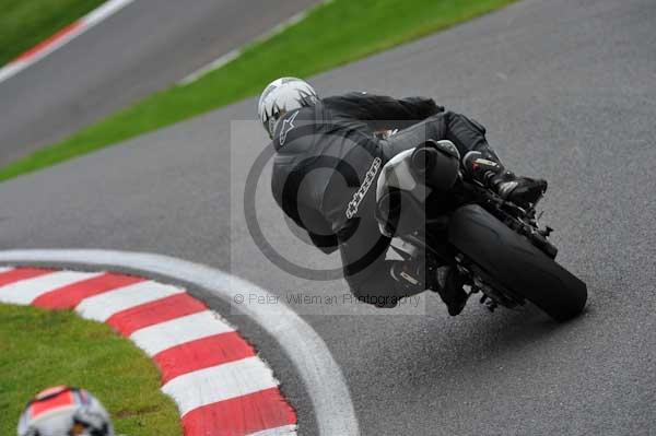 Motorcycle action photographs;cadwell;cadwell park photographs;event digital images;eventdigitalimages;motor racing louth lincolnshire;no limits trackday;peter wileman photography;trackday;trackday digital images;trackday photos
