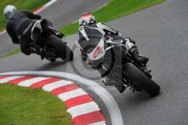 Motorcycle action photographs;cadwell;cadwell park photographs;event digital images;eventdigitalimages;motor racing louth lincolnshire;no limits trackday;peter wileman photography;trackday;trackday digital images;trackday photos