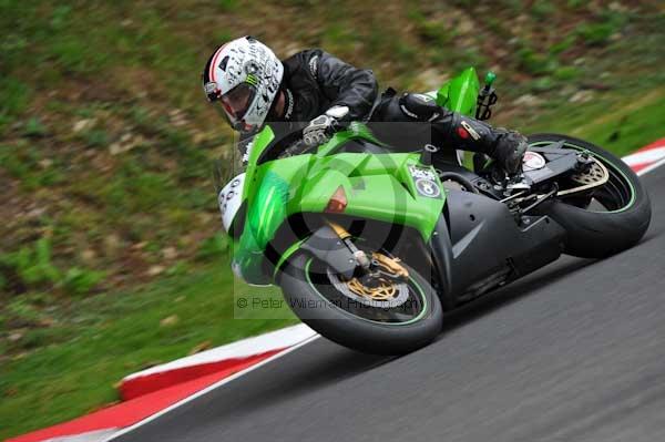 Motorcycle action photographs;cadwell;cadwell park photographs;event digital images;eventdigitalimages;motor racing louth lincolnshire;no limits trackday;peter wileman photography;trackday;trackday digital images;trackday photos