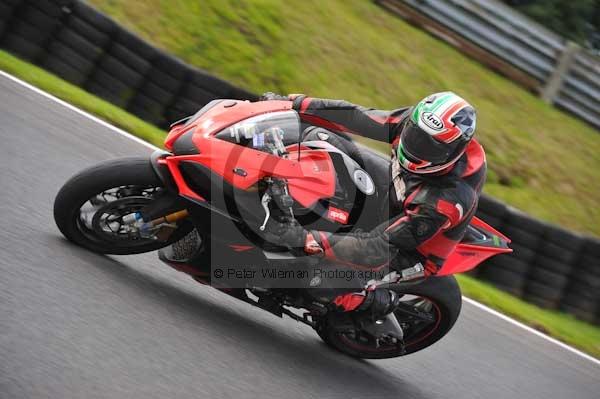 Motorcycle action photographs;cadwell;cadwell park photographs;event digital images;eventdigitalimages;motor racing louth lincolnshire;no limits trackday;peter wileman photography;trackday;trackday digital images;trackday photos