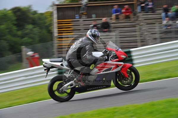 Motorcycle action photographs;cadwell;cadwell park photographs;event digital images;eventdigitalimages;motor racing louth lincolnshire;no limits trackday;peter wileman photography;trackday;trackday digital images;trackday photos