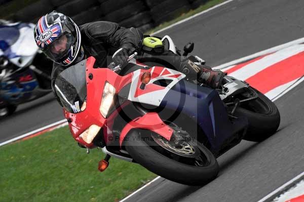 Motorcycle action photographs;cadwell;cadwell park photographs;event digital images;eventdigitalimages;motor racing louth lincolnshire;no limits trackday;peter wileman photography;trackday;trackday digital images;trackday photos